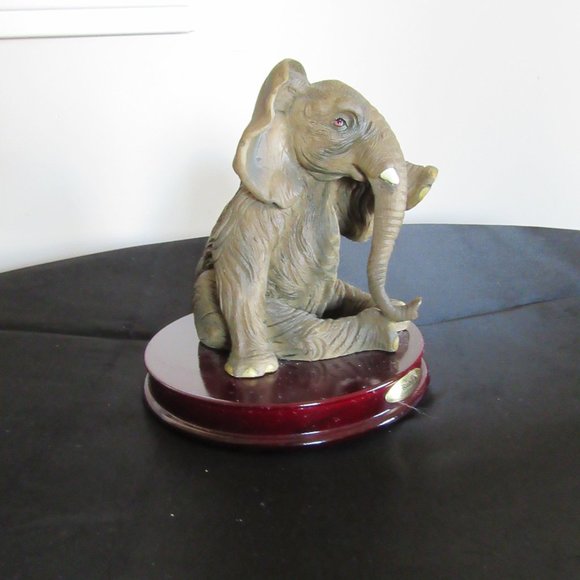 Elephant with a tear in very nice Shape -Ruby's Collection - Picture 6 of 14